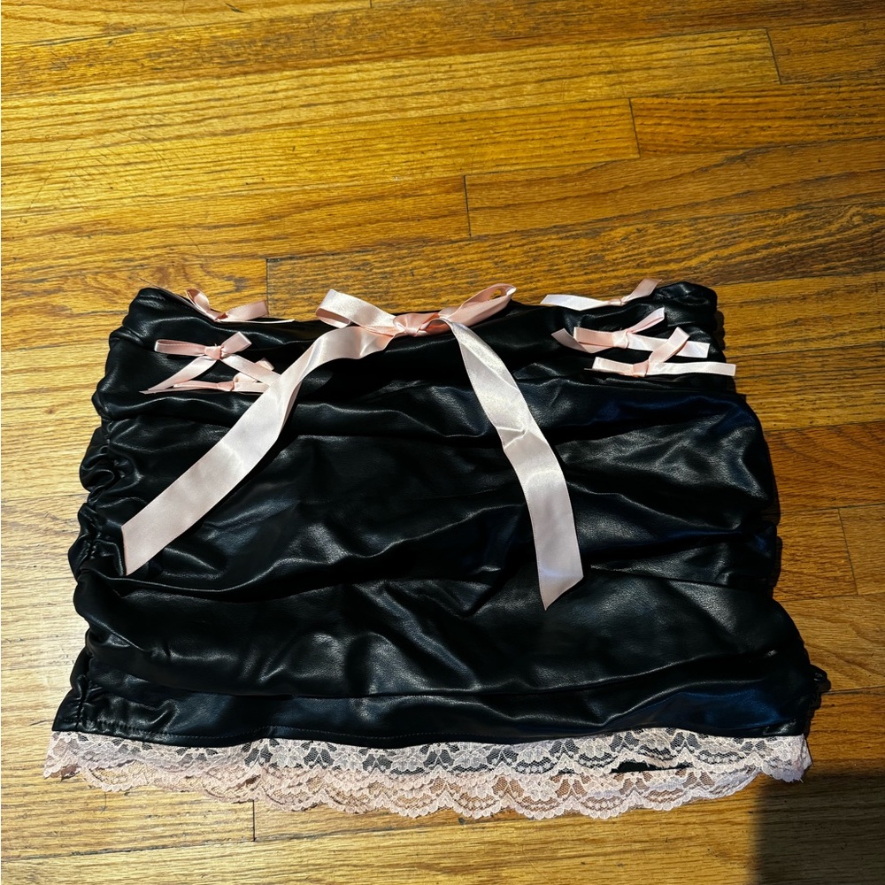 Finesse leather skirt with bows